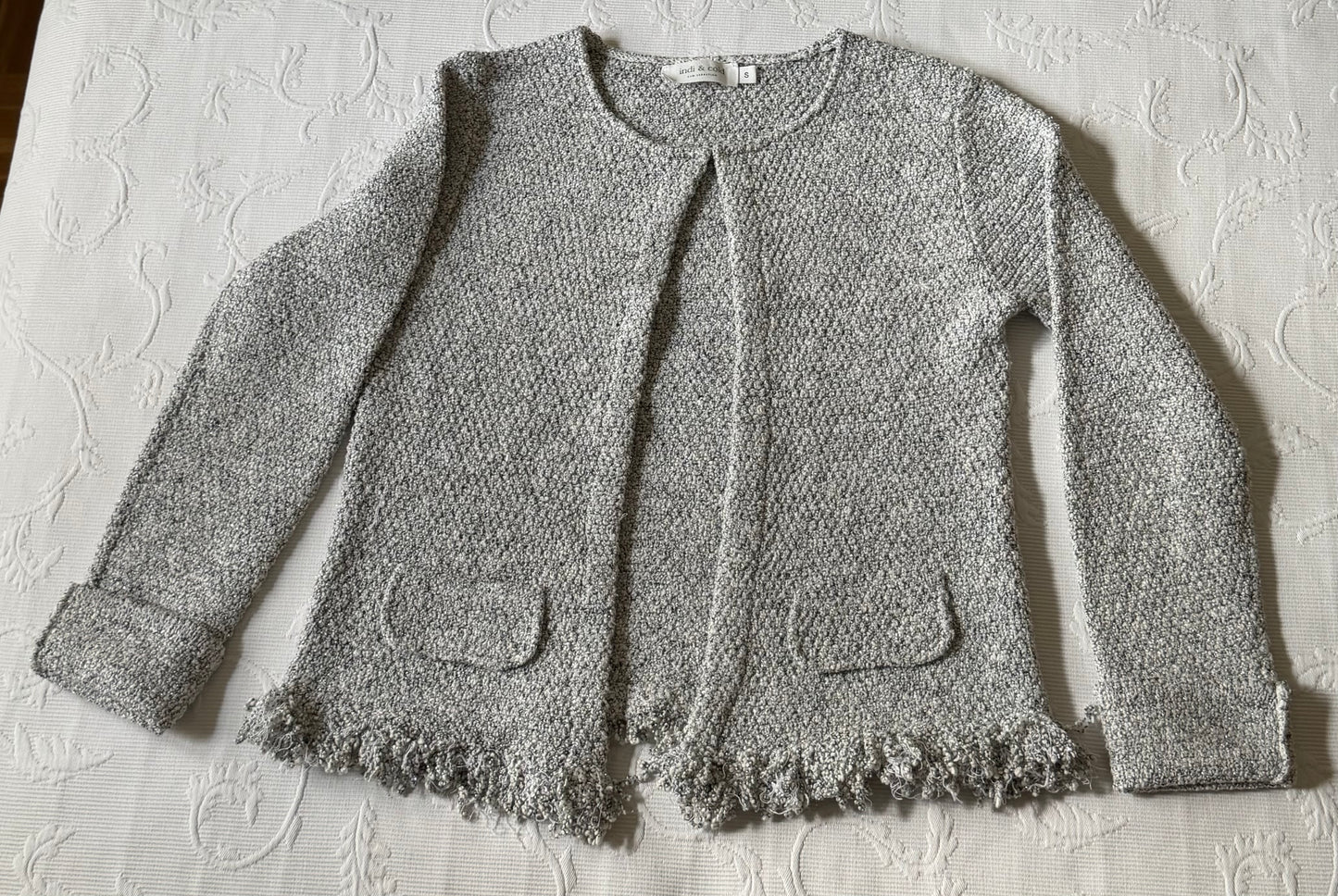 Chaqueta gris con hilos plateados tipo Chanel