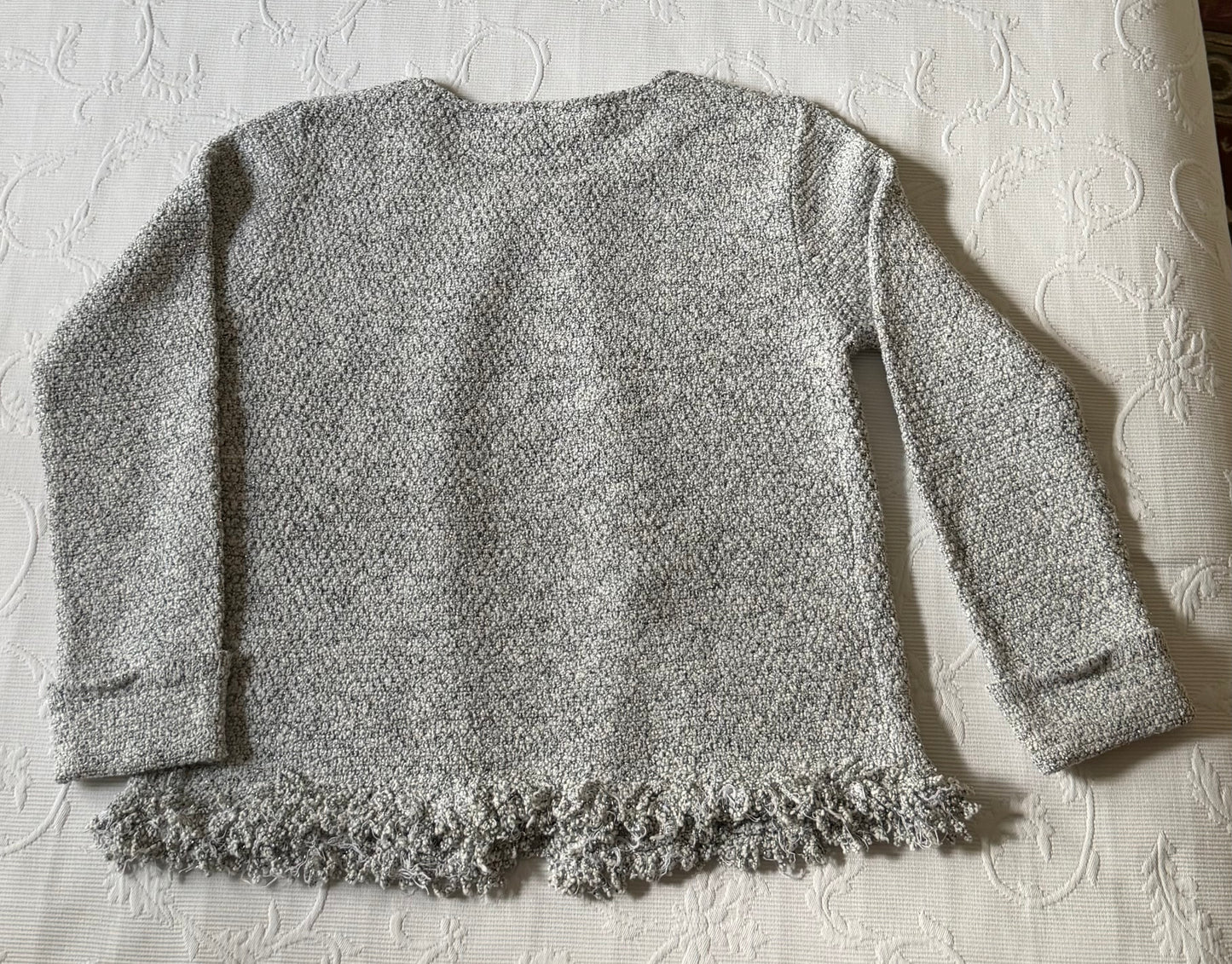 Chaqueta gris con hilos plateados tipo Chanel