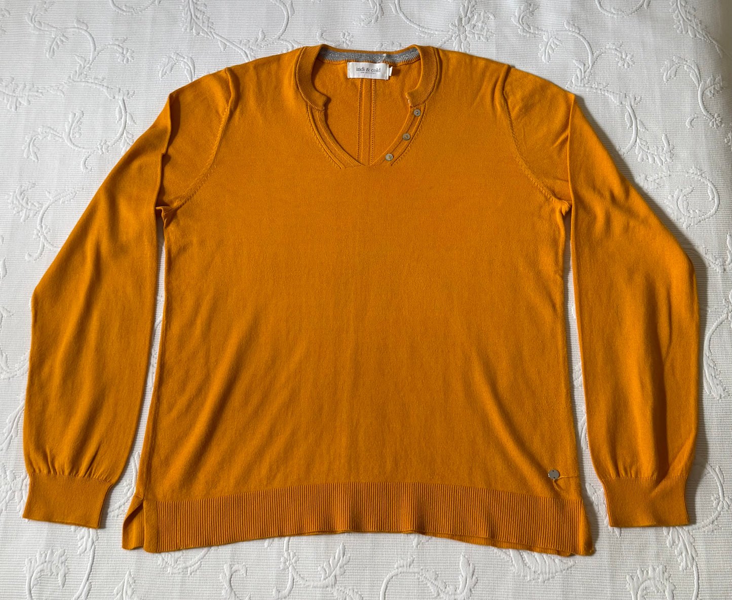 Jersey color mango con detalles en cuello y espalda