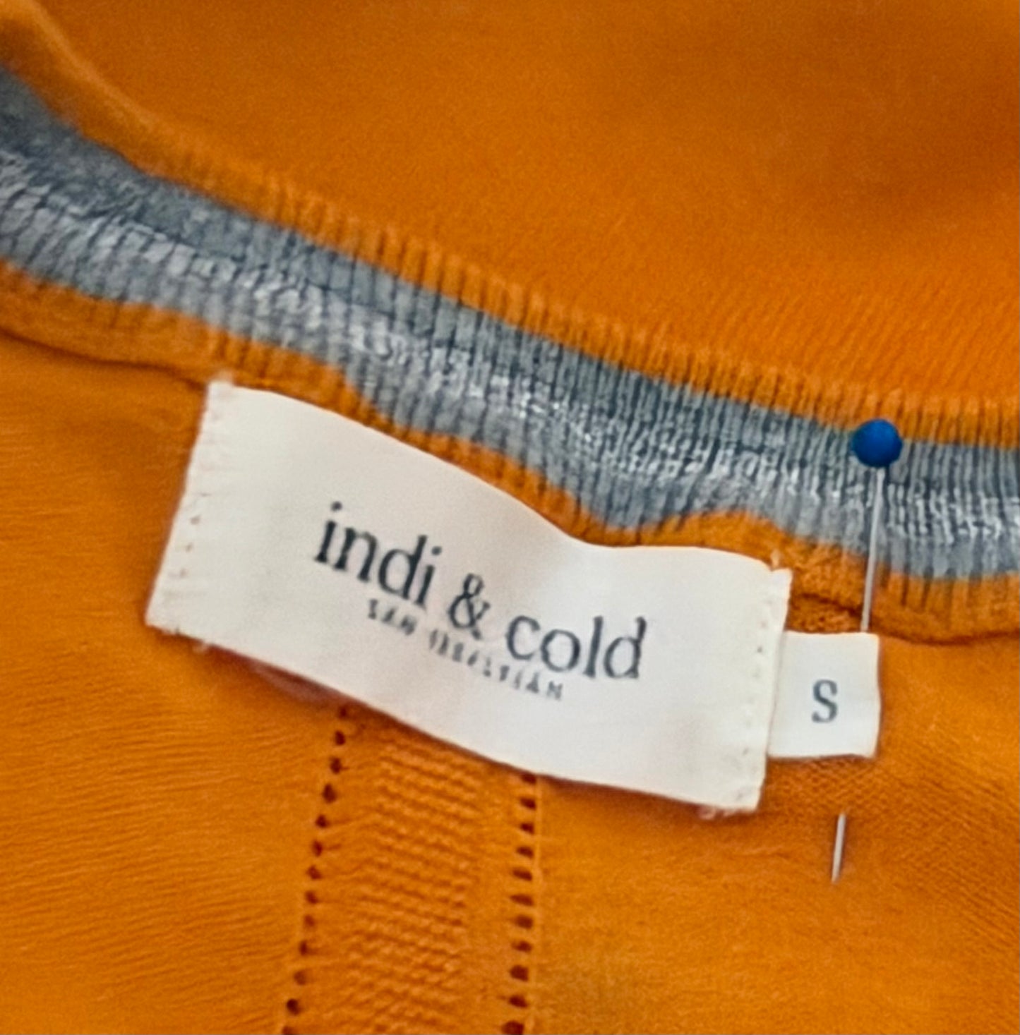 Jersey color mango con detalles en cuello y espalda