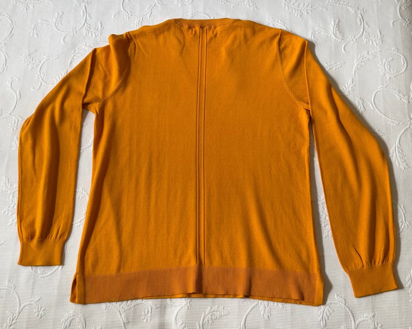 Jersey color mango con detalles en cuello y espalda