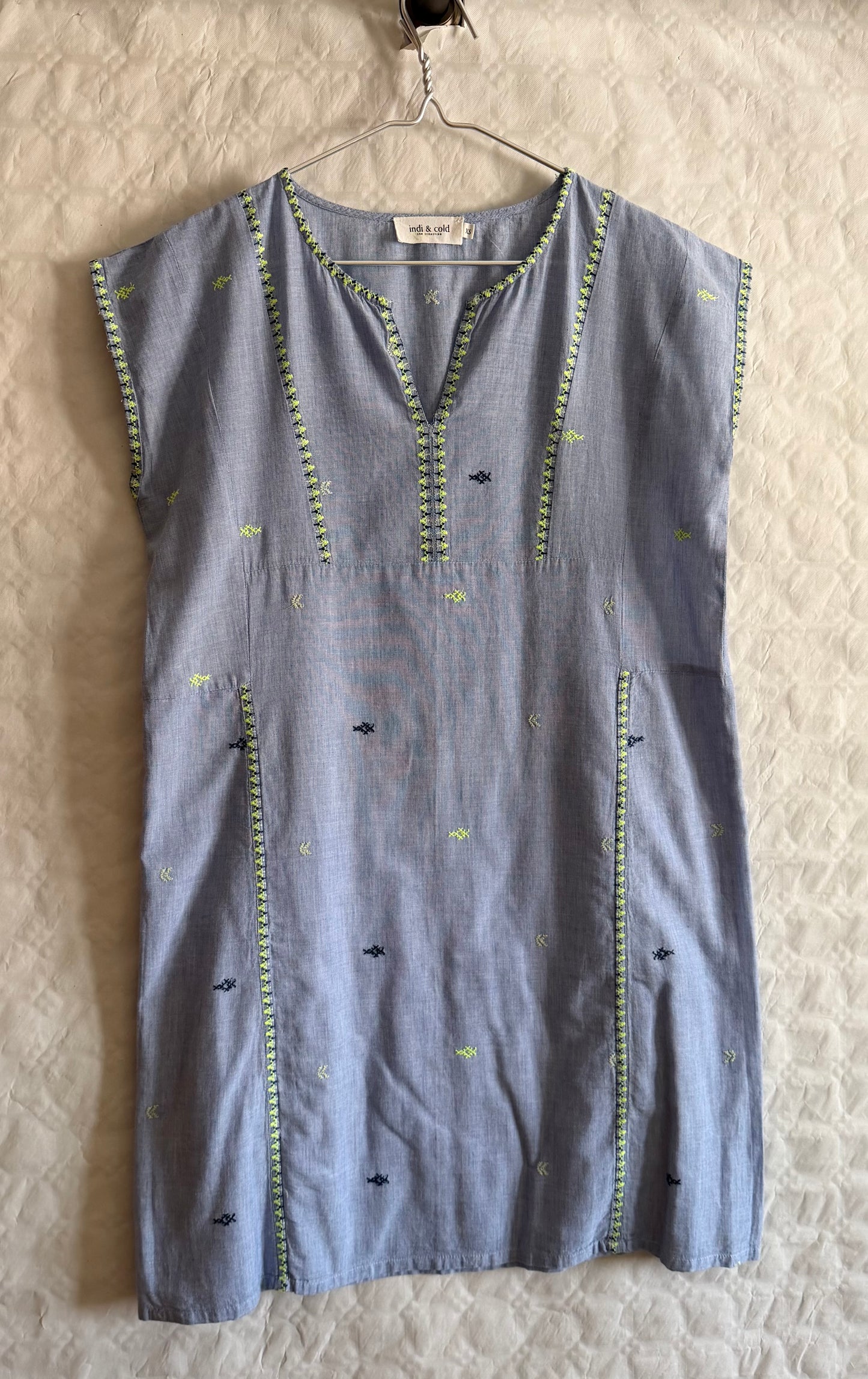 Vestido azul con bordados fluor