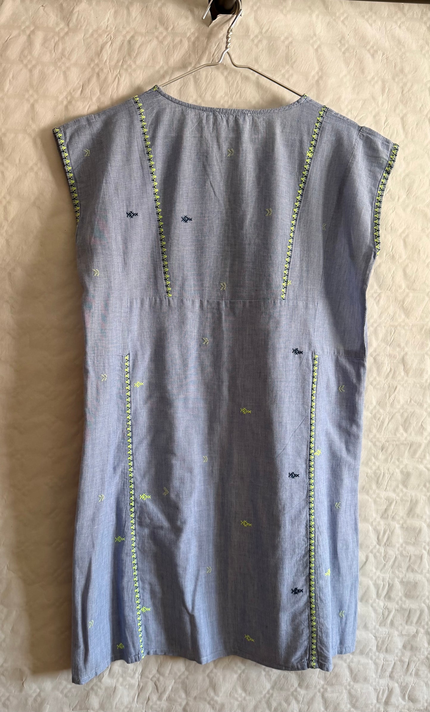 Vestido azul con bordados fluor