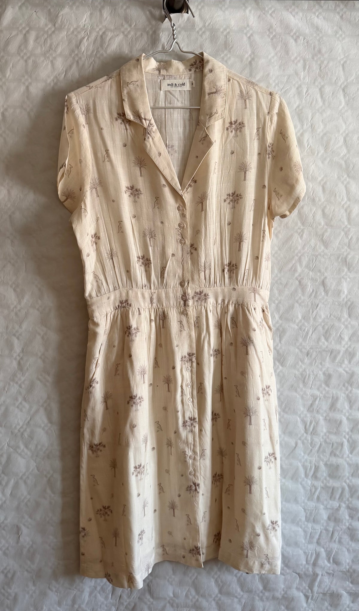 Vestido camisero beige estampado palmeras