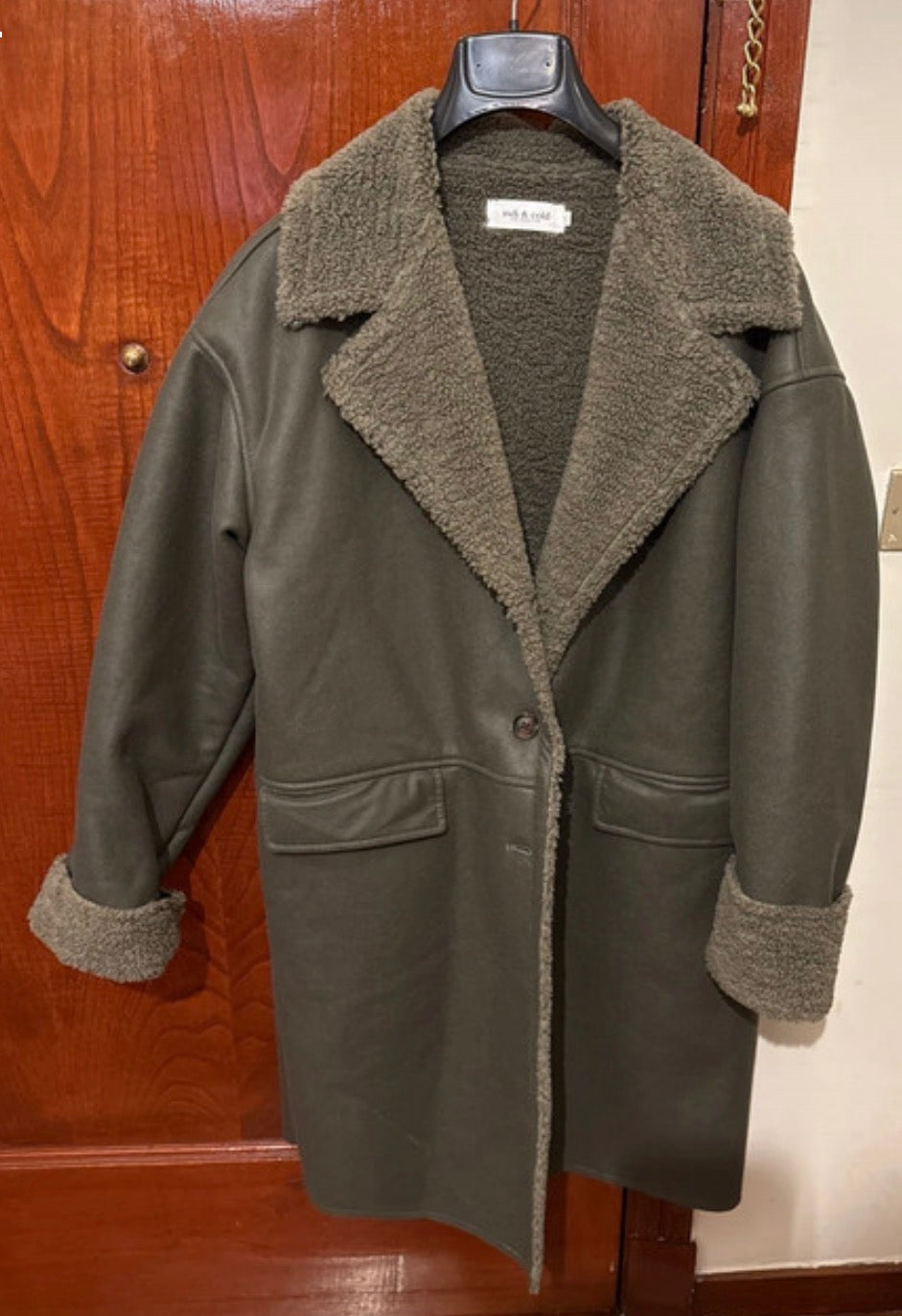 Abrigo kaki usado dos veces