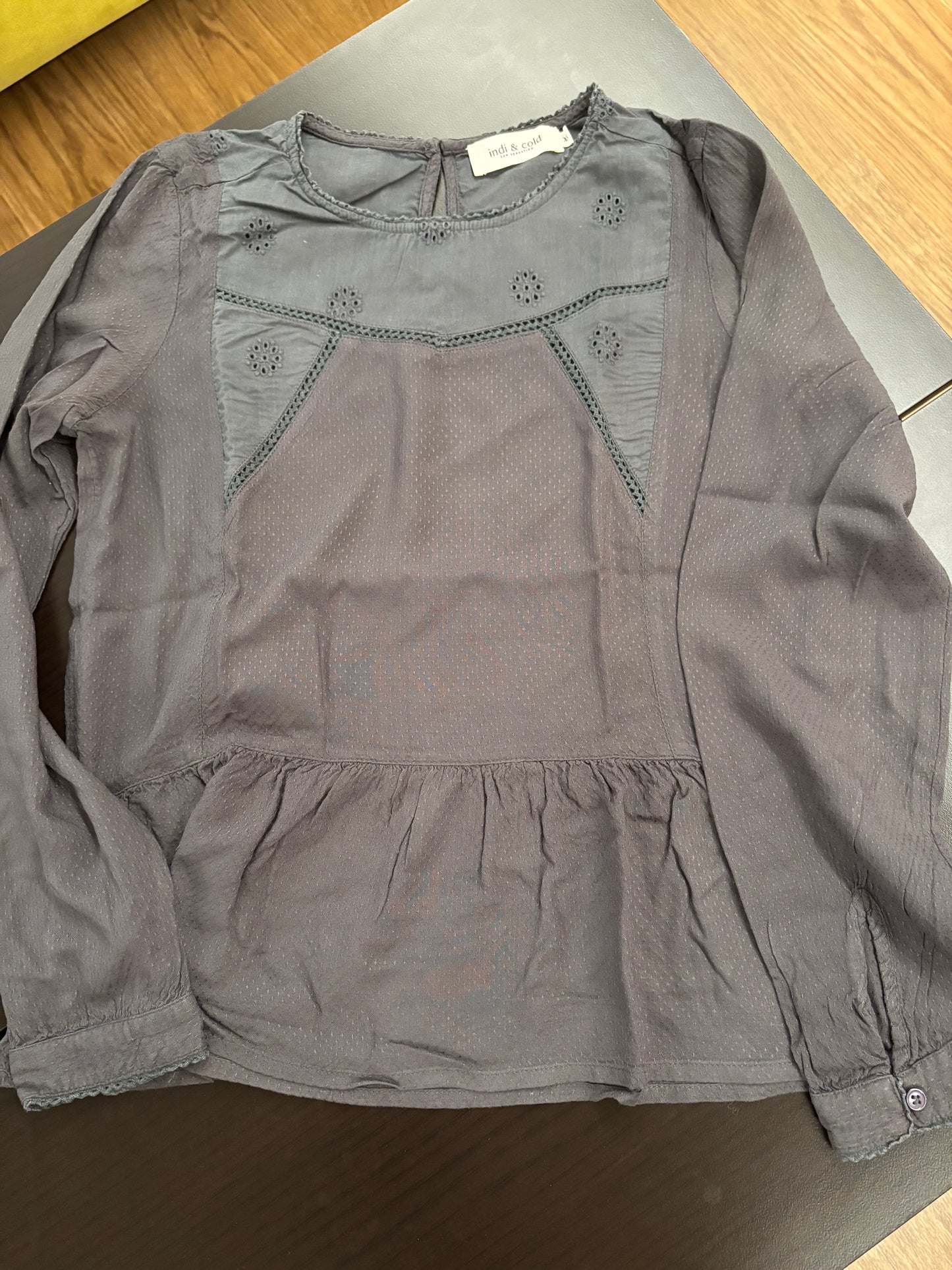 Blouse avec volants et broderies.