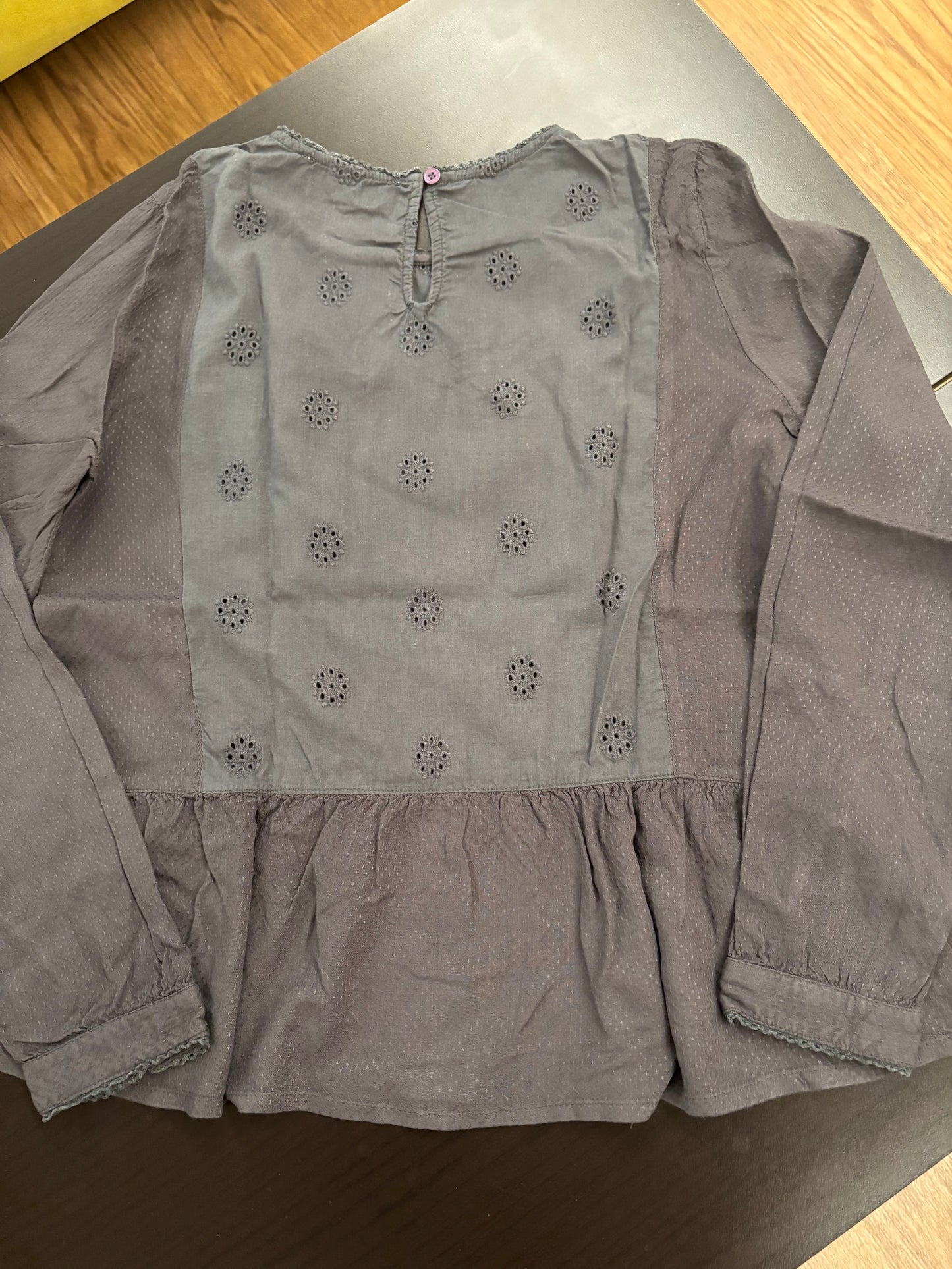 Blouse avec volants et broderies.