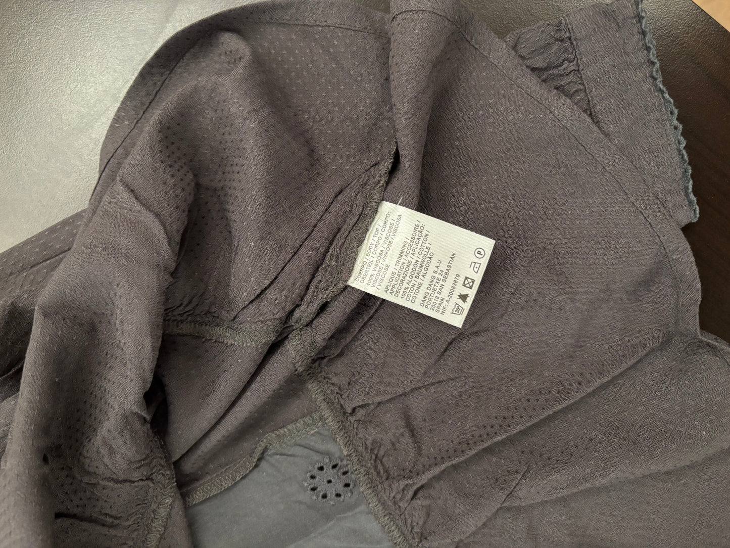 Blouse avec volants et broderies.