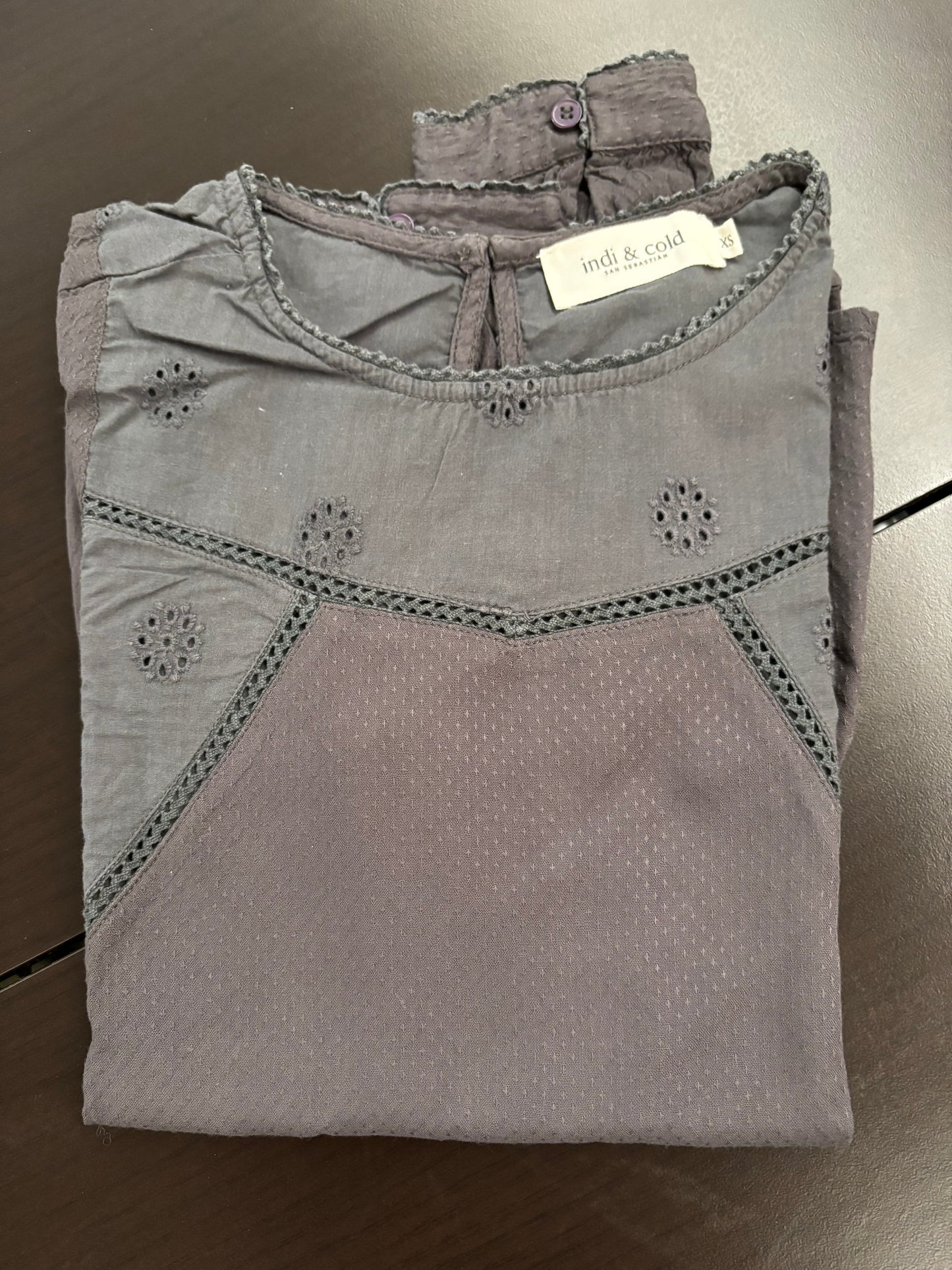 Blouse avec volants et broderies.