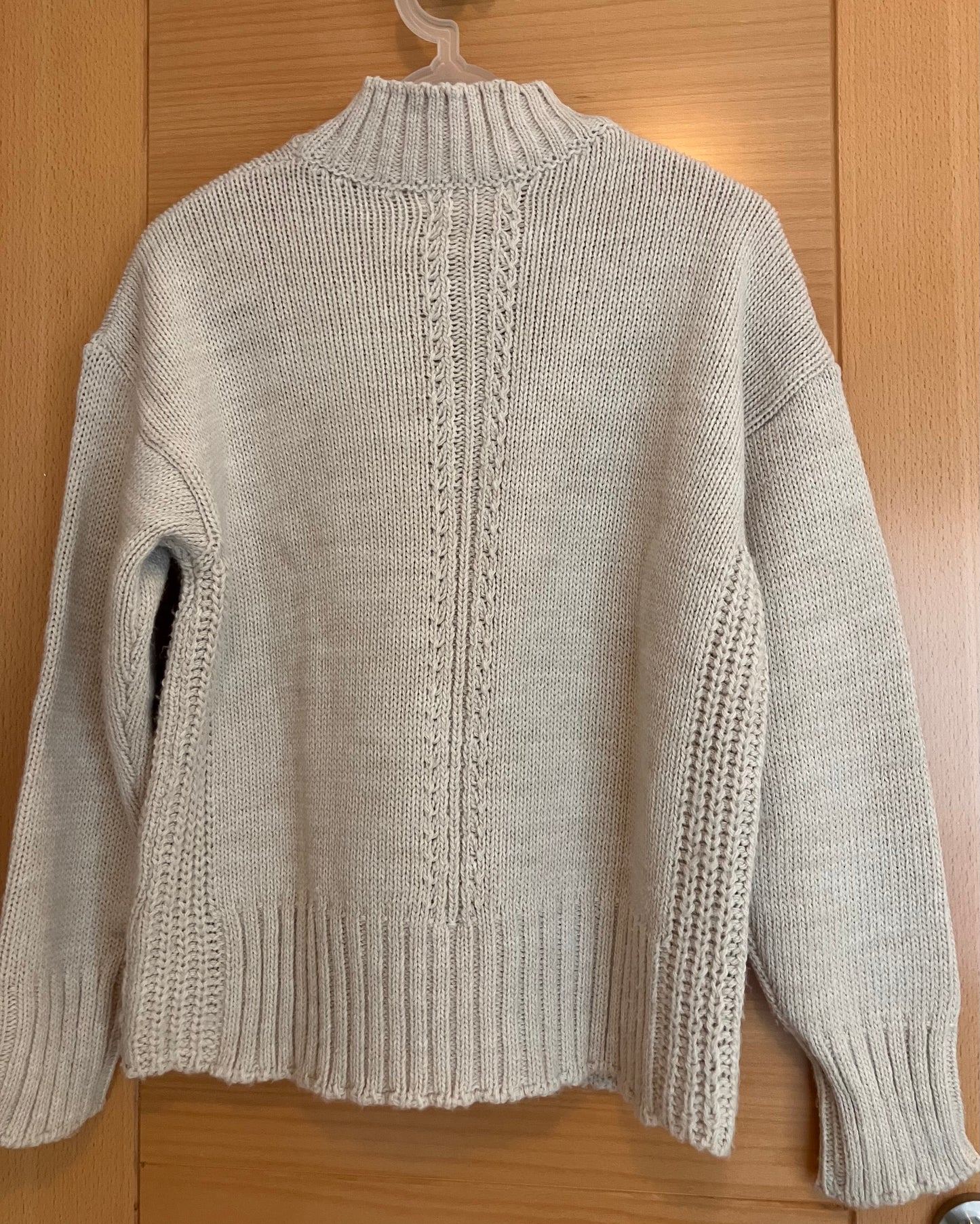 Jersey lana calados cuello chimenea blanco roto