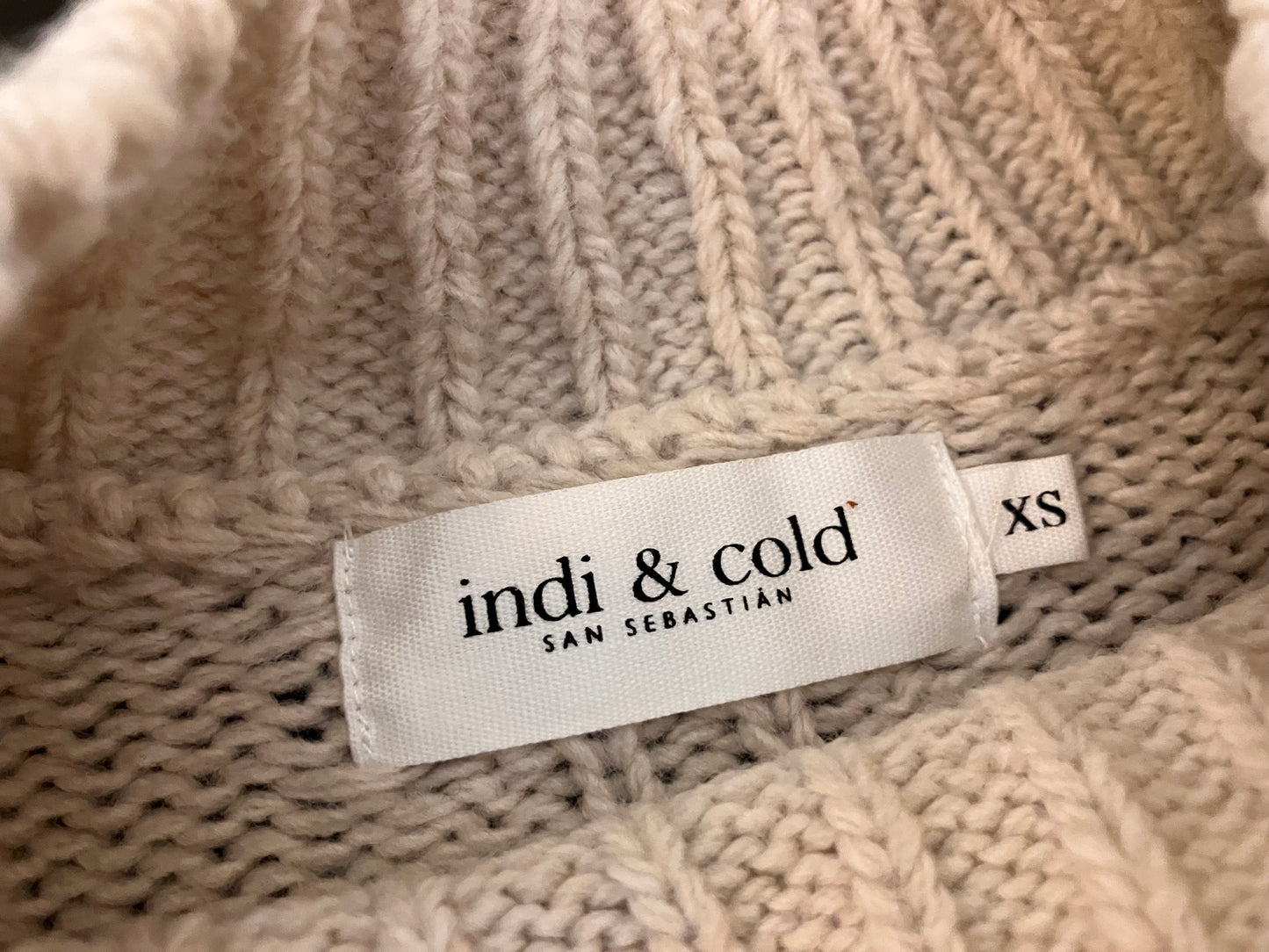 Jersey lana calados cuello chimenea blanco roto