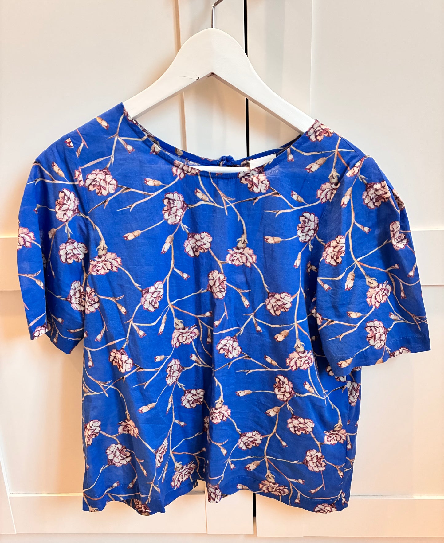 Blusa con estampado floral azul klein