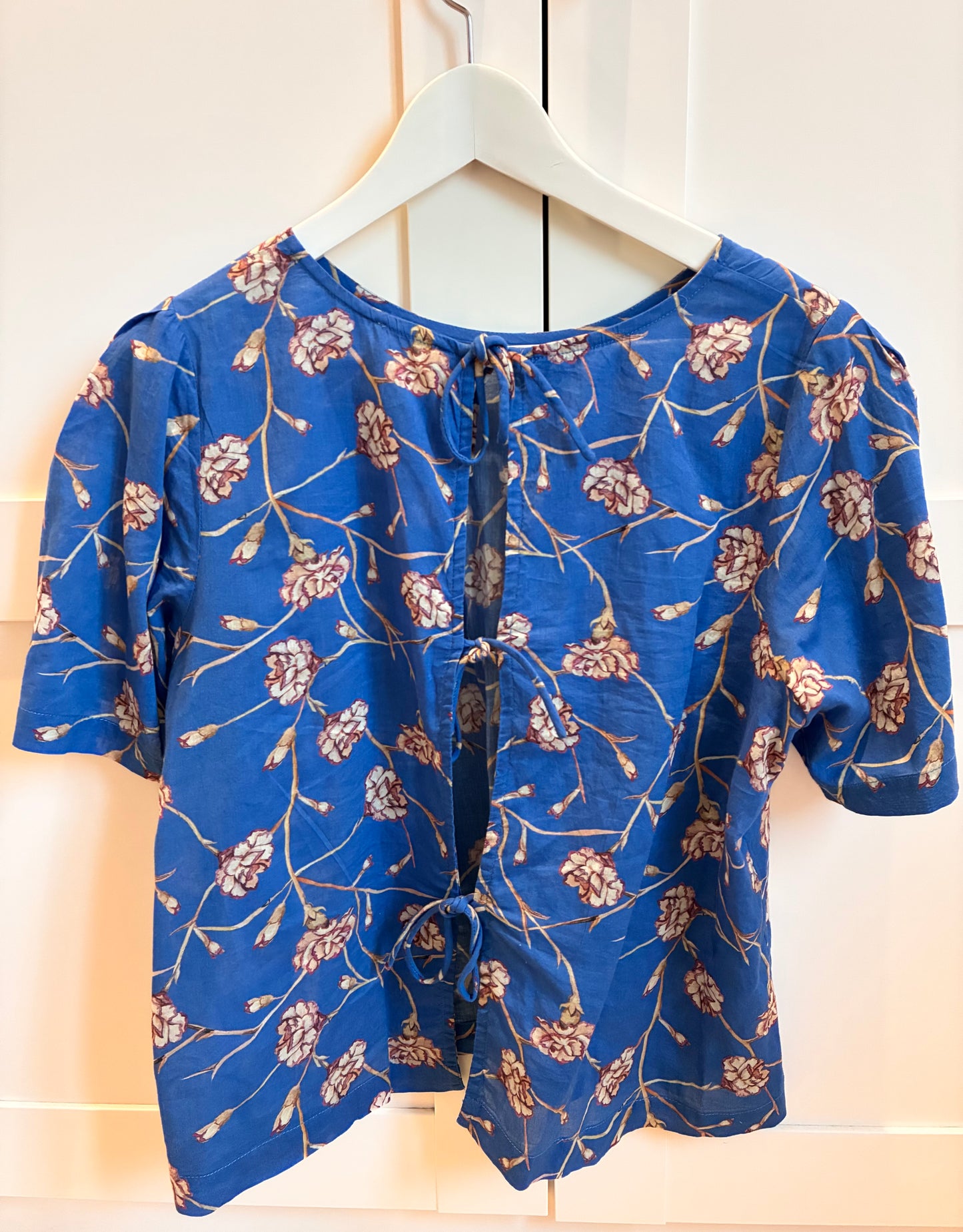Blusa con estampado floral azul klein