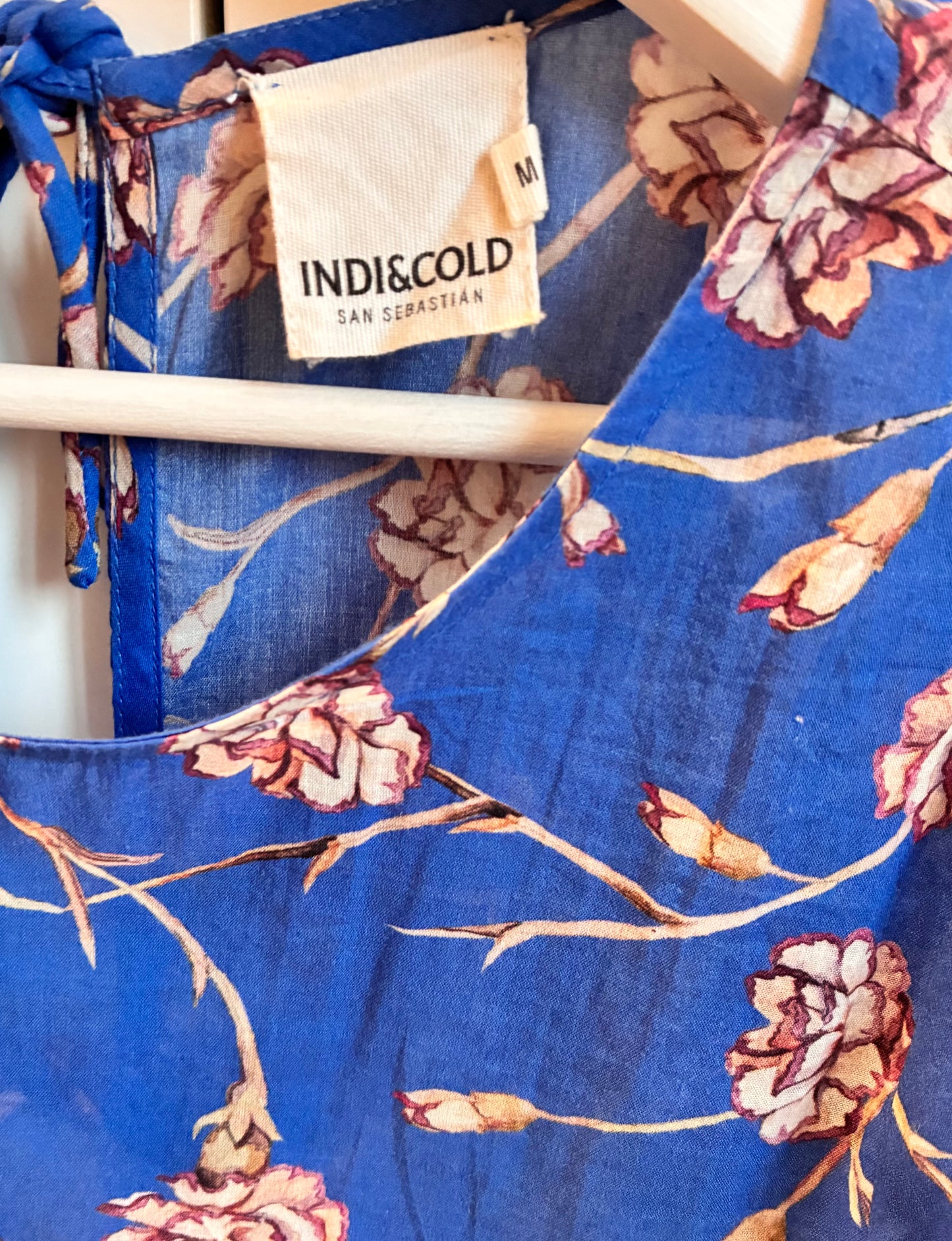 Blusa con estampado floral azul klein