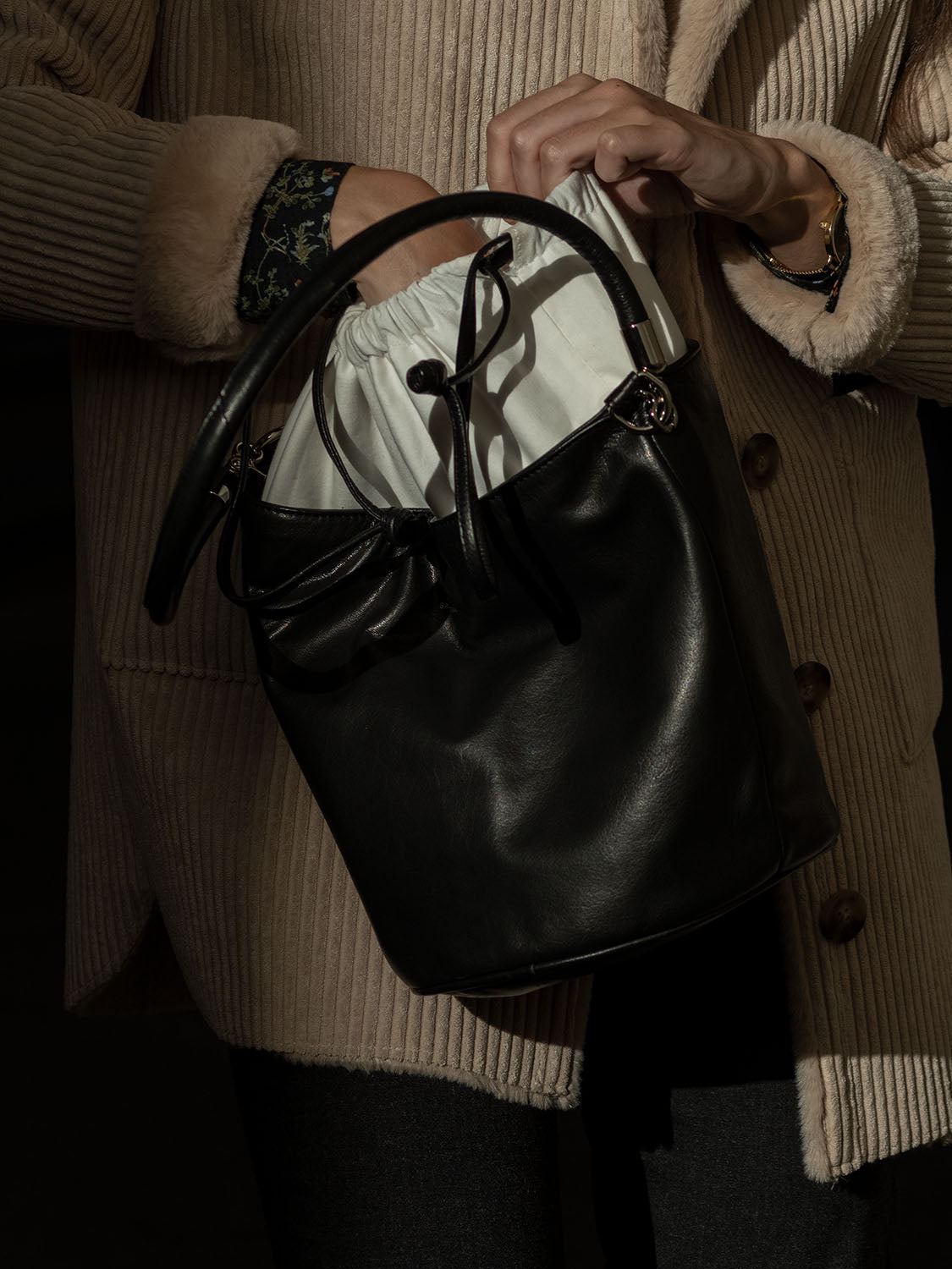 NAPA BUCKET BAG WITH FABRIC INTERIOR