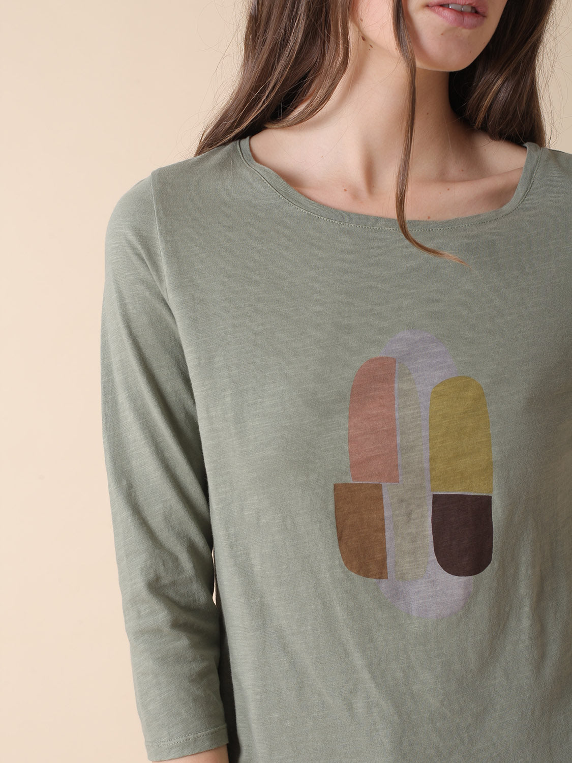 CAMISETA CON ESTAMPADO POSICIONAL