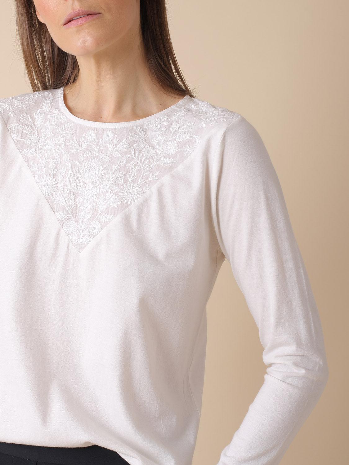 CAMISETA COMBINADA CON BORDADOS