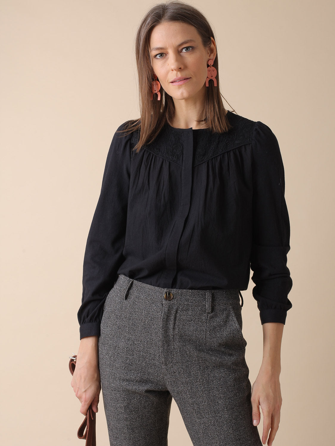 CAMISA COMBINADA CON BORDADOS