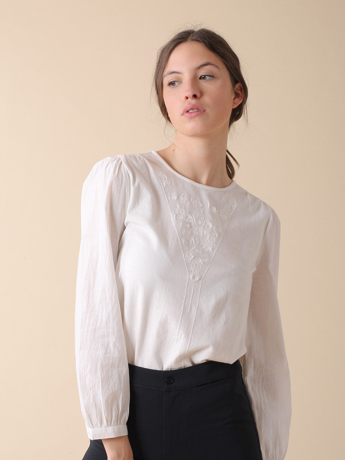 CAMISETA COMBINADA CON BORDADOS