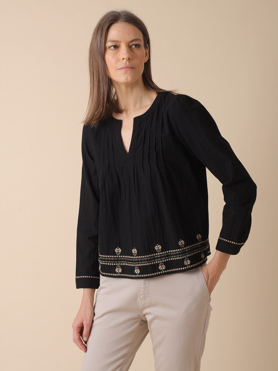BLUSA CON BORDADOS EN CONTRASTE