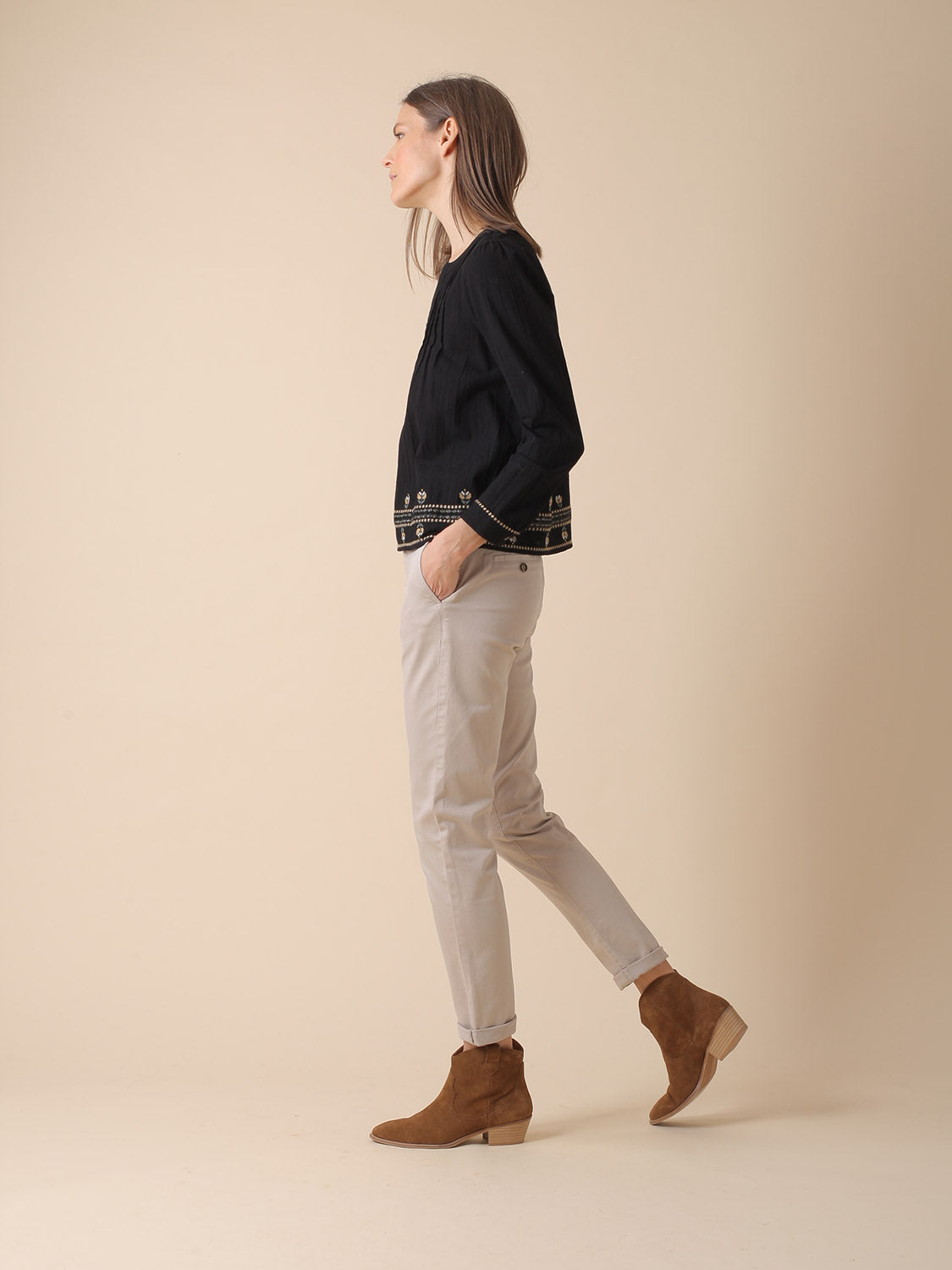 BLUSA CON BORDADOS EN CONTRASTE