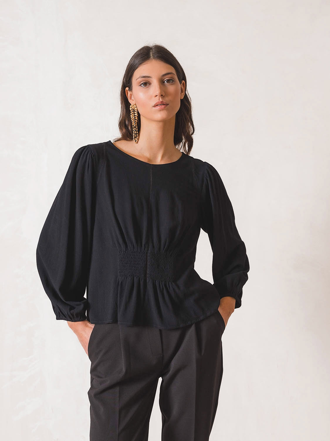 BLUSA LISA ROMÁNTICA