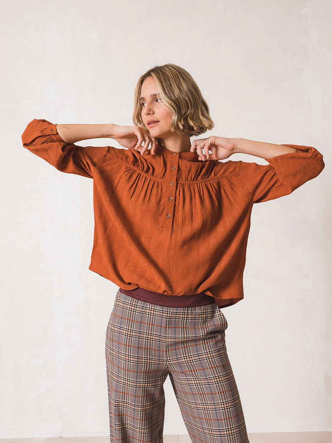BLUSA DETALLES FRUNCIDOS