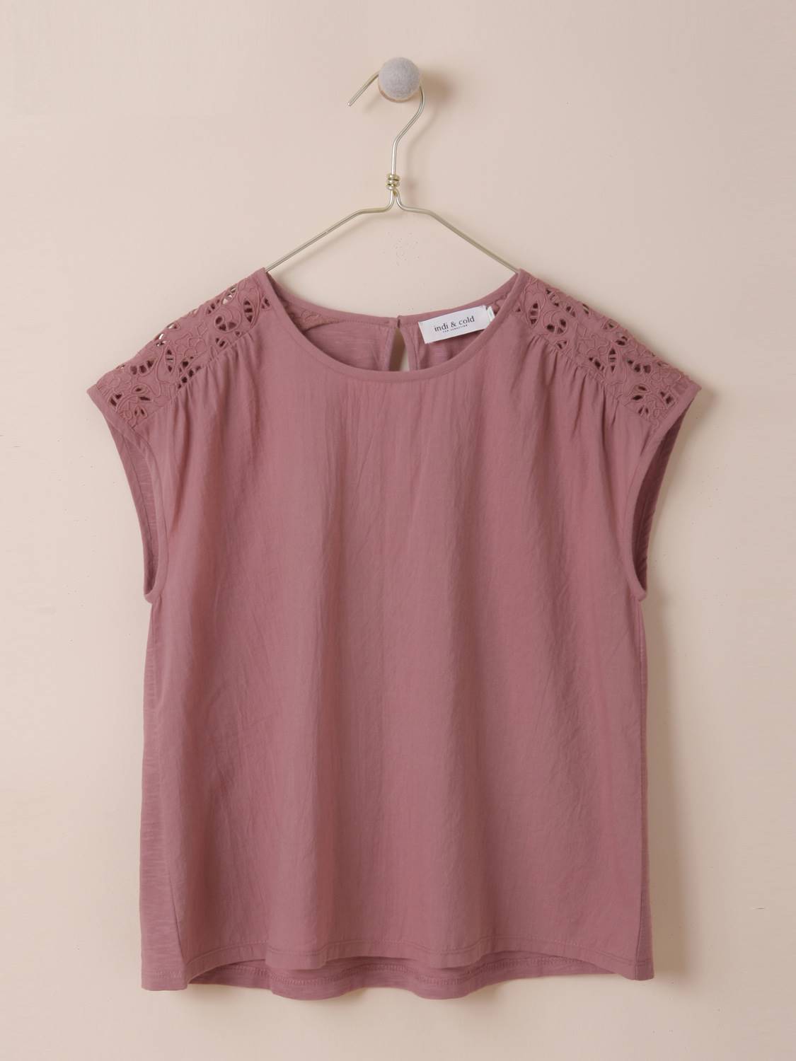 T-SHIRT AVEC DÉTAILS DÉCOUPÉS