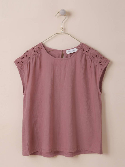 T-SHIRT AVEC DÉTAILS DÉCOUPÉS