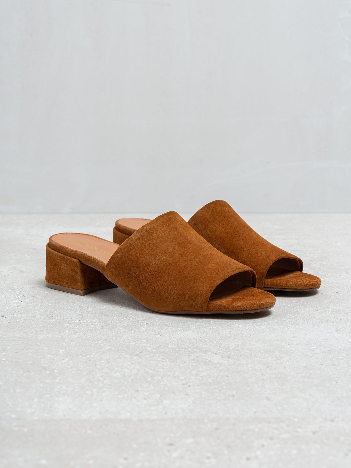 MULES PIEL TACÓN