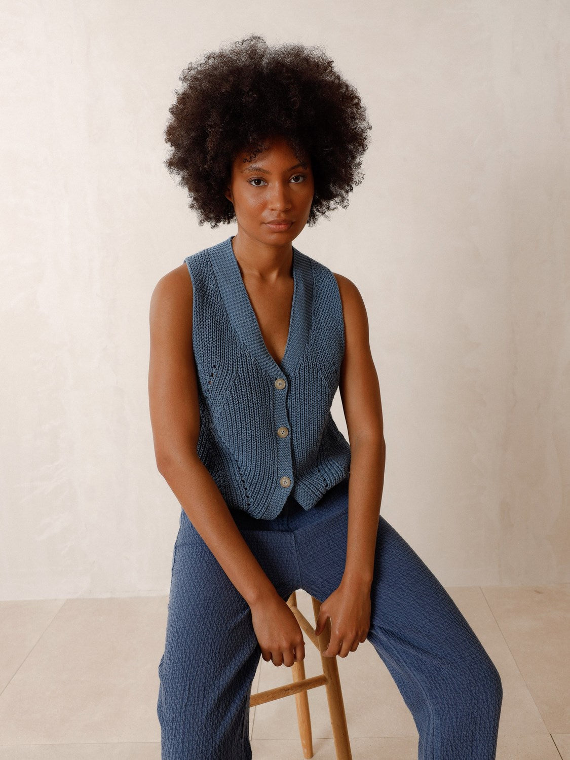 UNNECKED KNITTED VEST