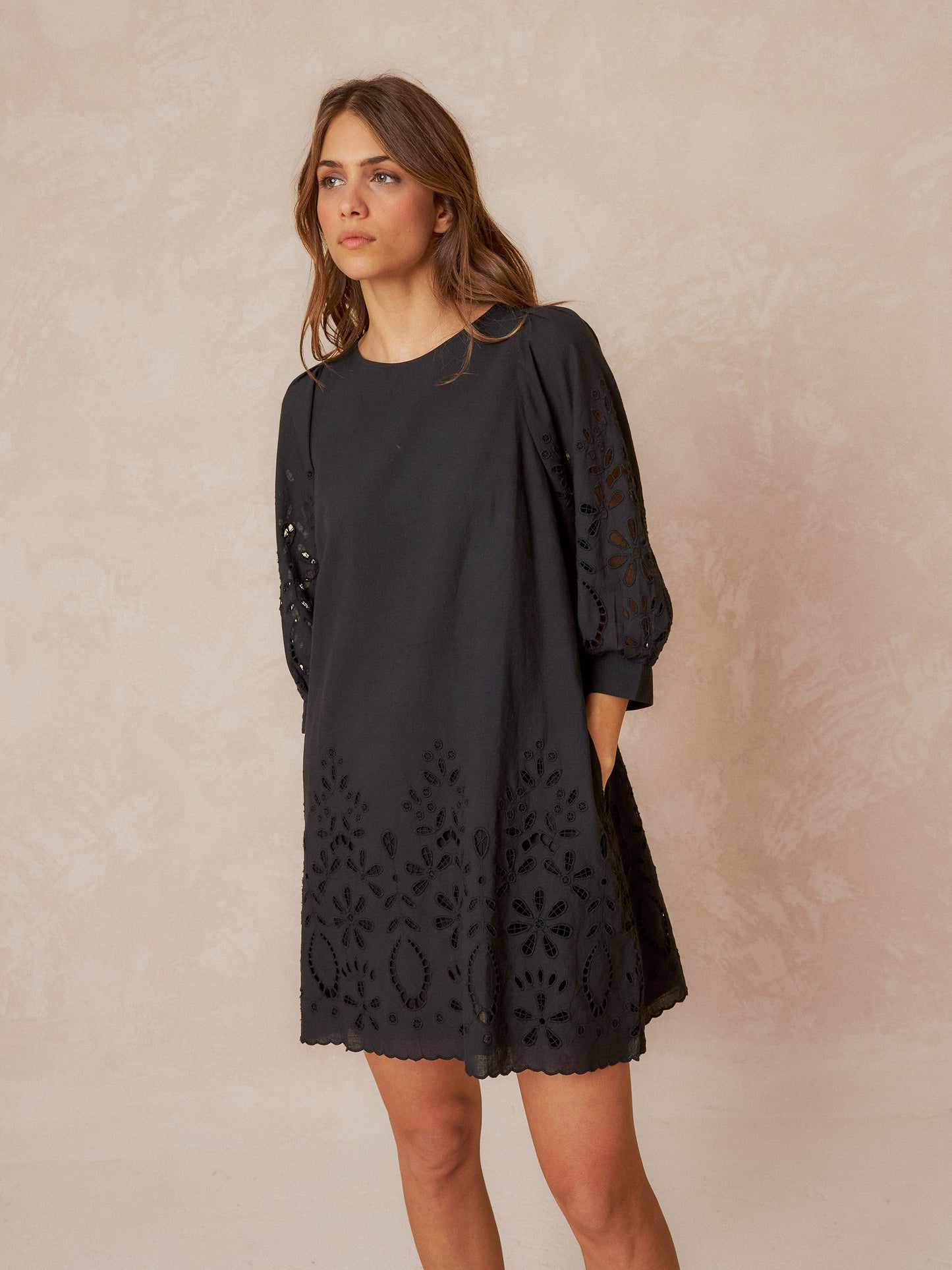 VESTIDO BORDADOS RECORTADOS