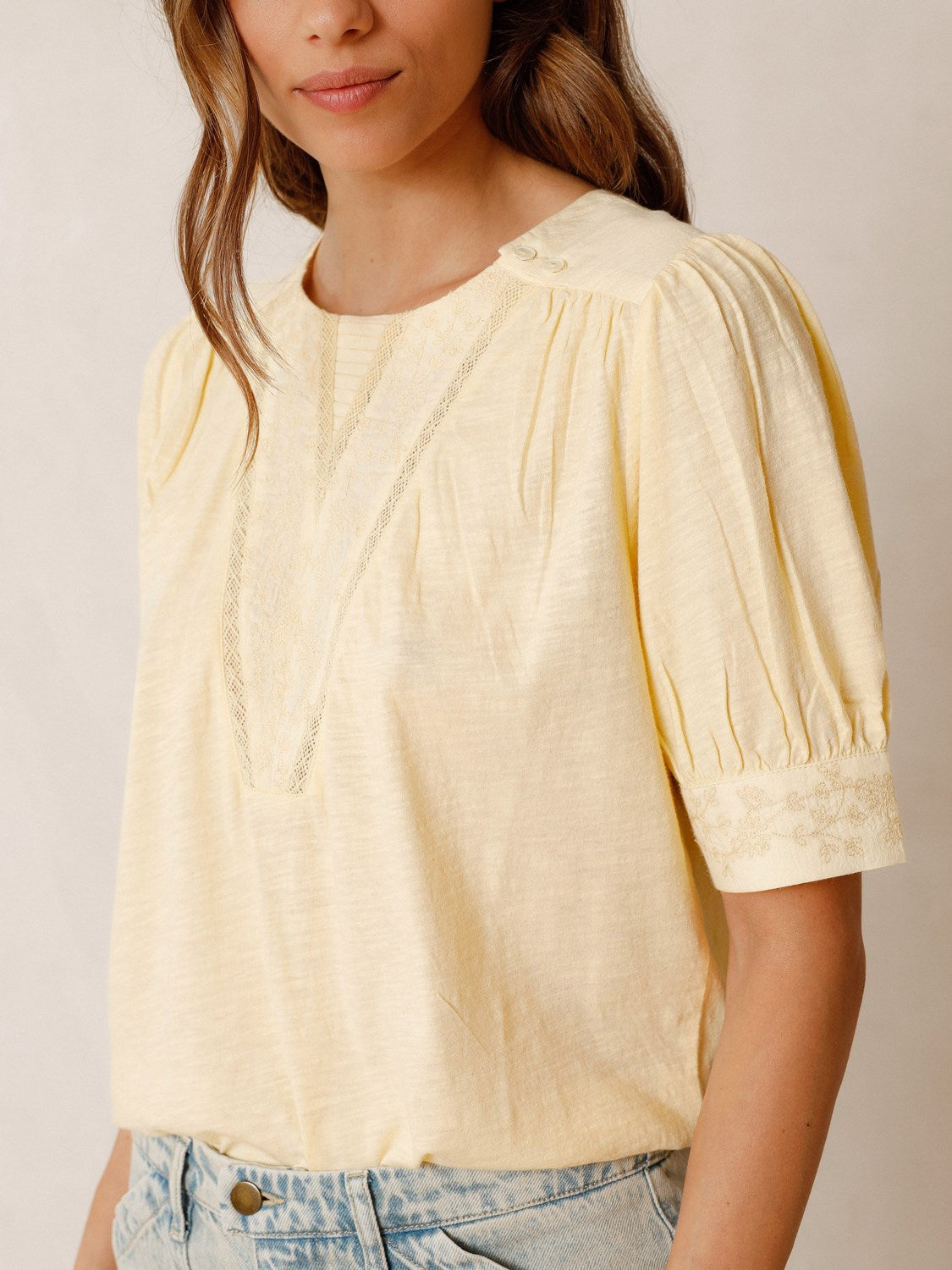 CAMISETA COMBINADA BORDADOS