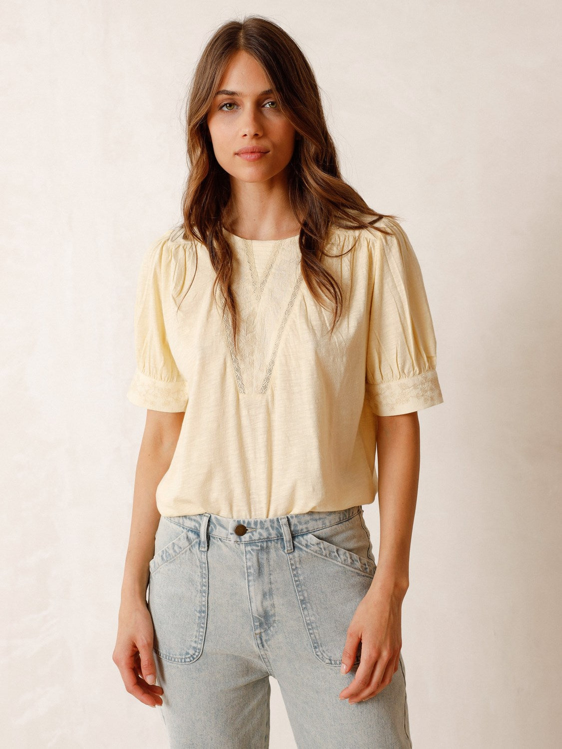 CAMISETA COMBINADA BORDADOS