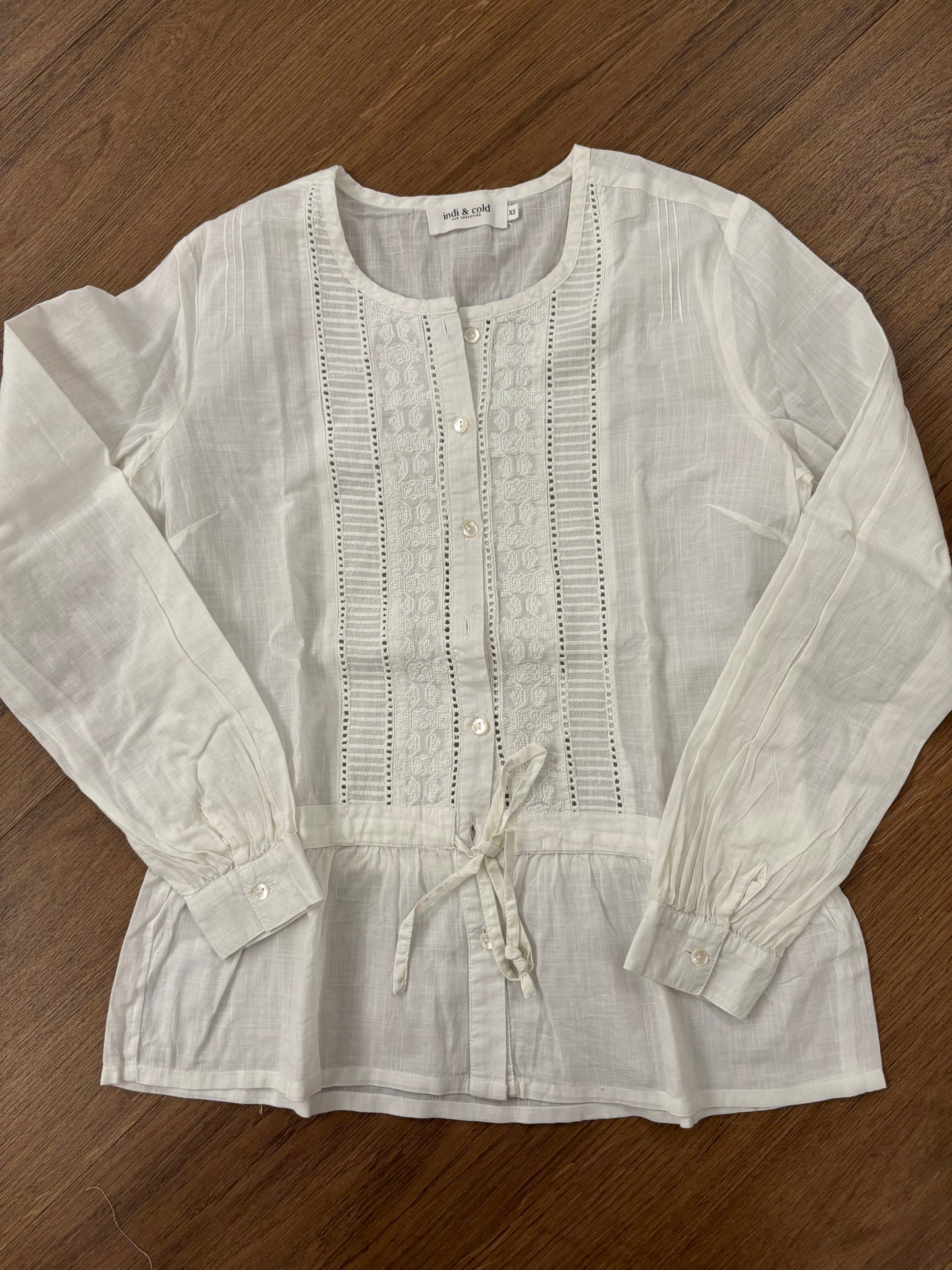 Camisa blanca.