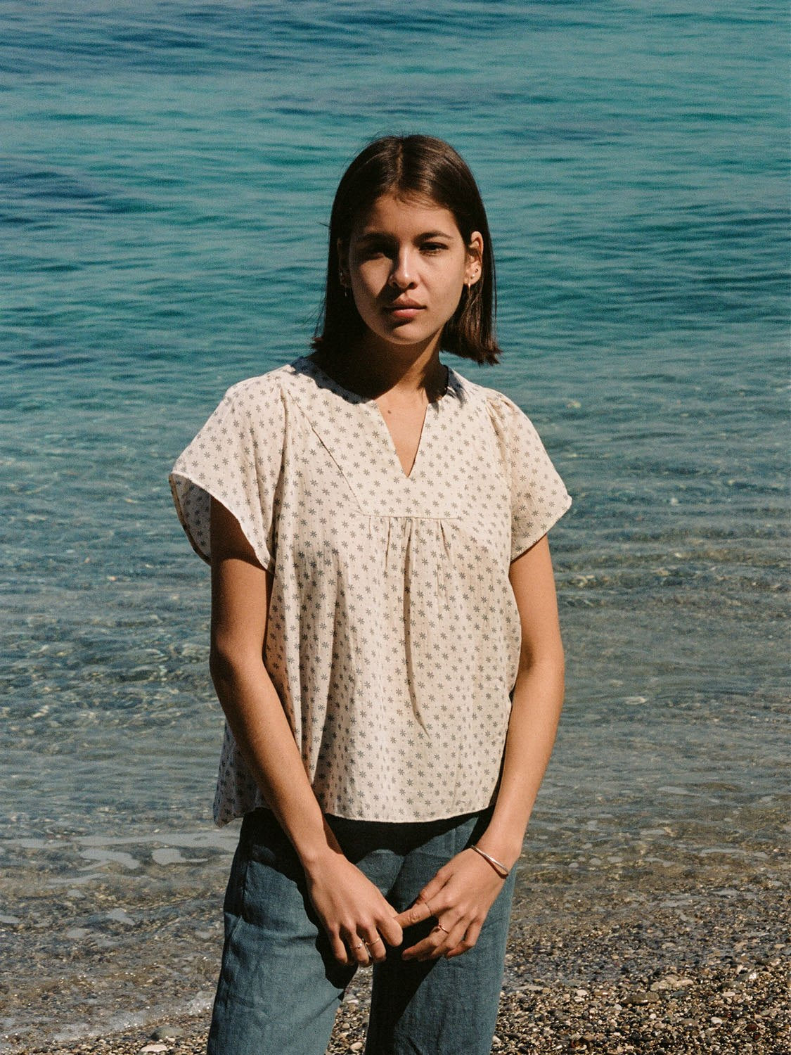 BAY V-NECK BLOUSE