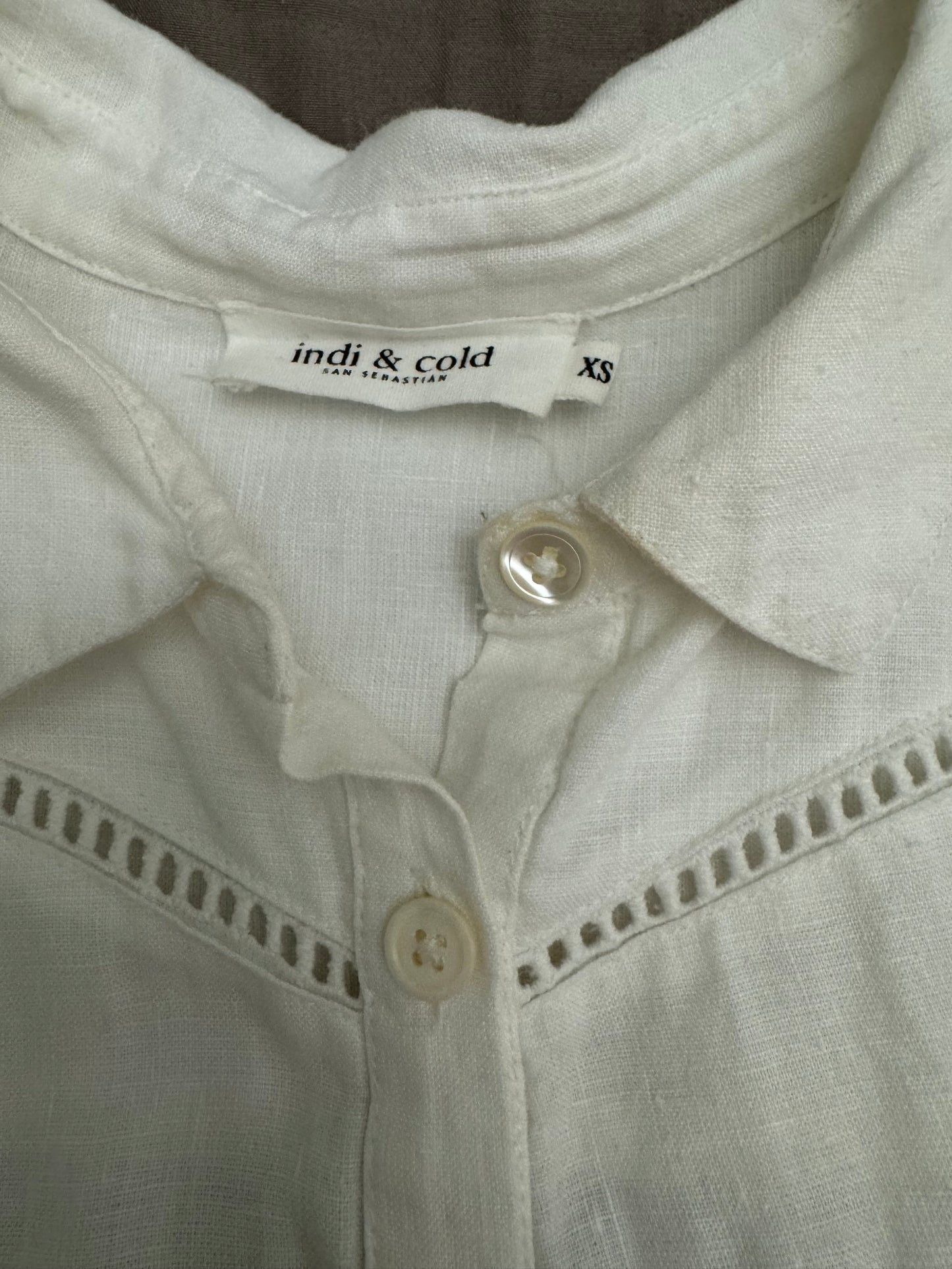 Camisa romántica de lino blanco