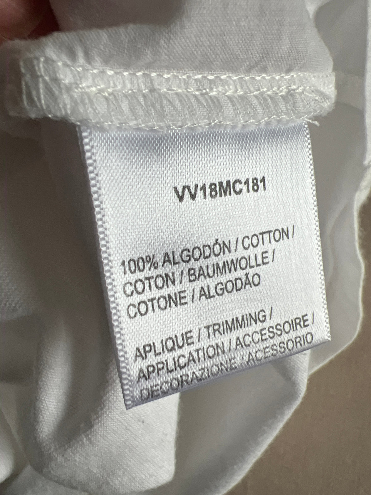 Camisa blanca con transparencias y detalles rojos