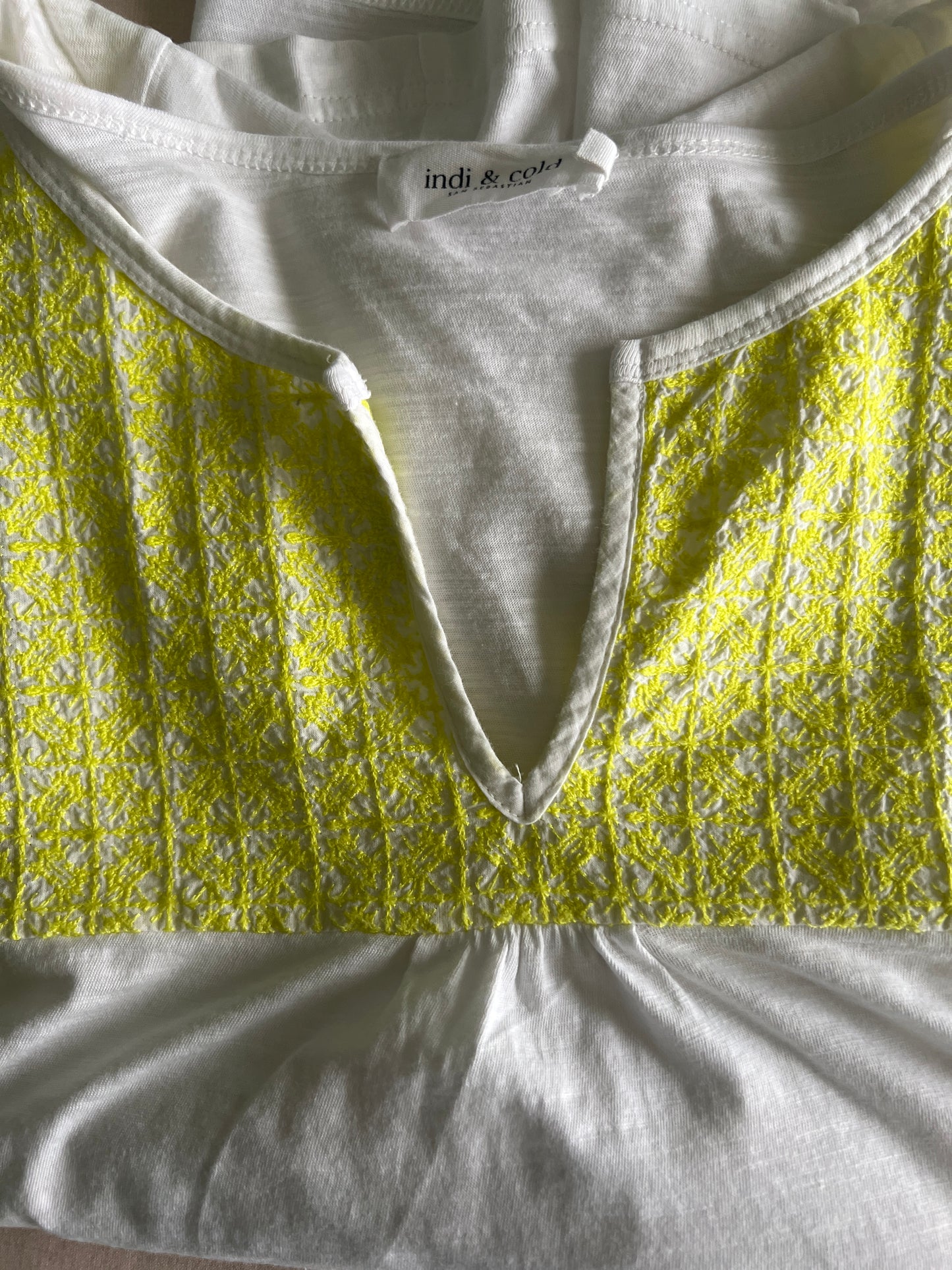 Camiseta blanca y amarilla