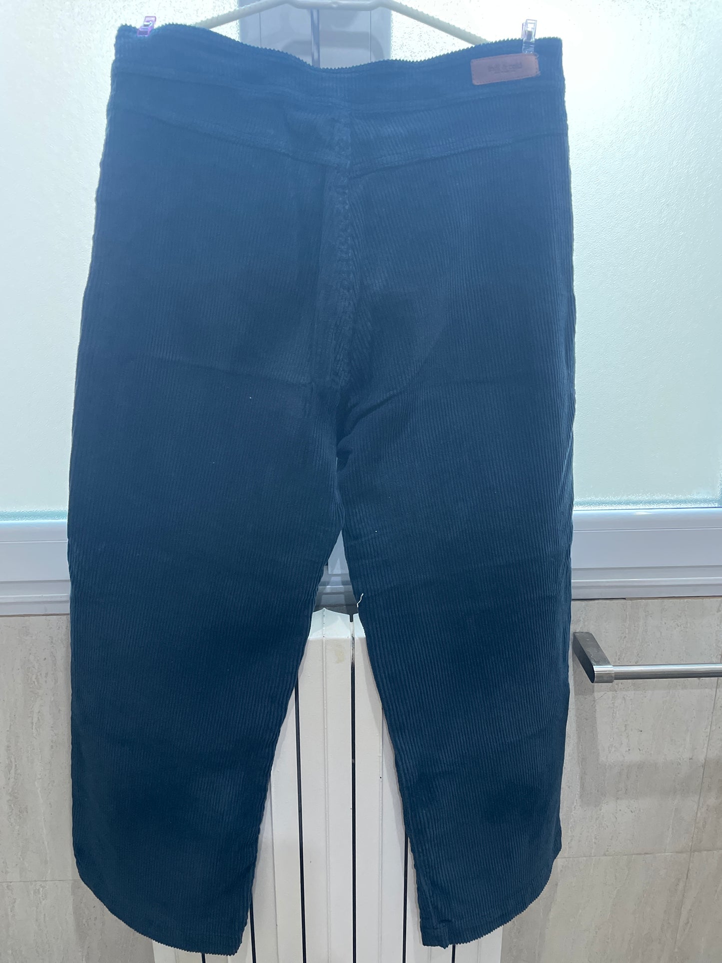 Pantalon bleu en velours côtelé
