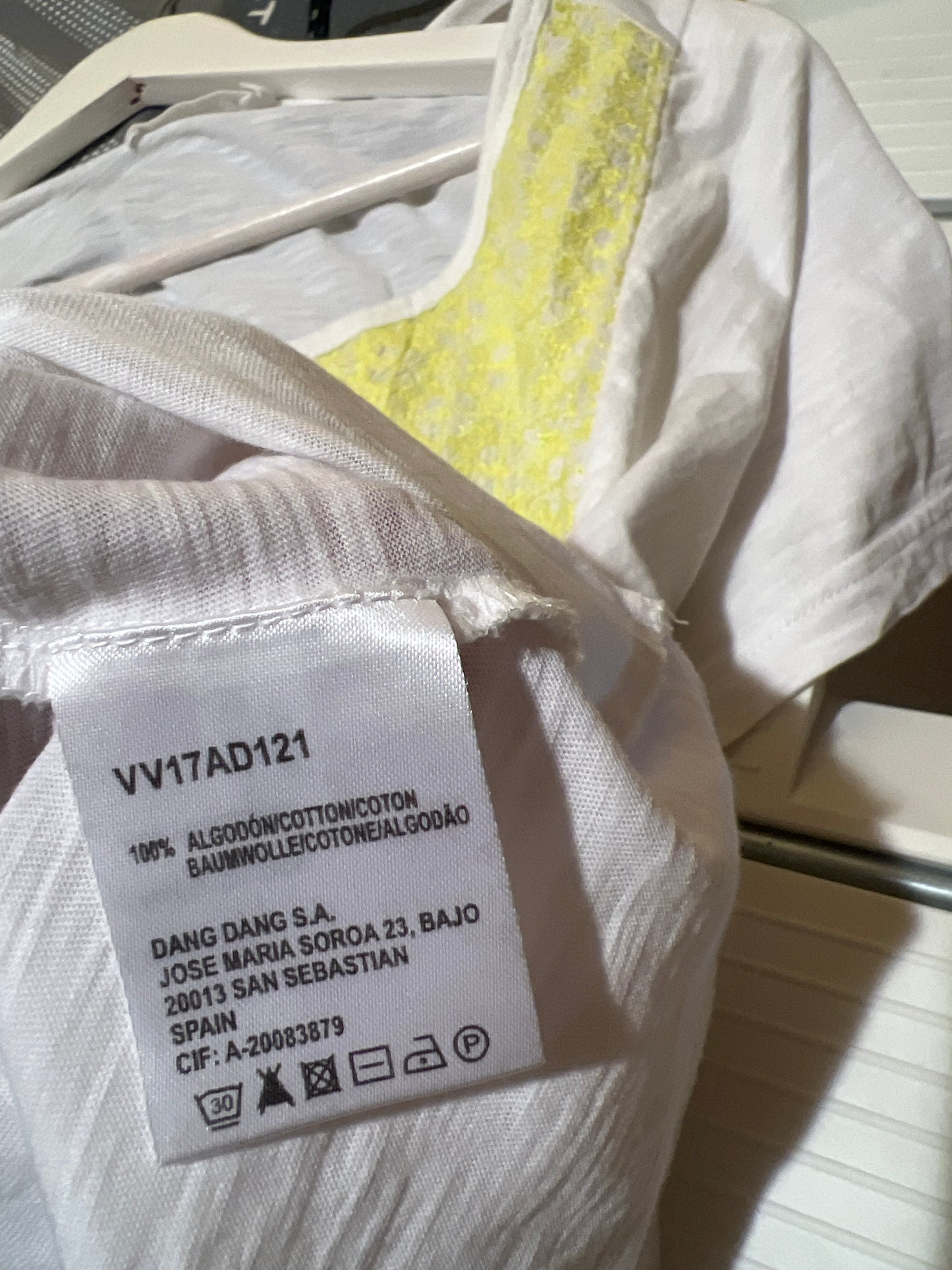 Camiseta blanca y amarilla