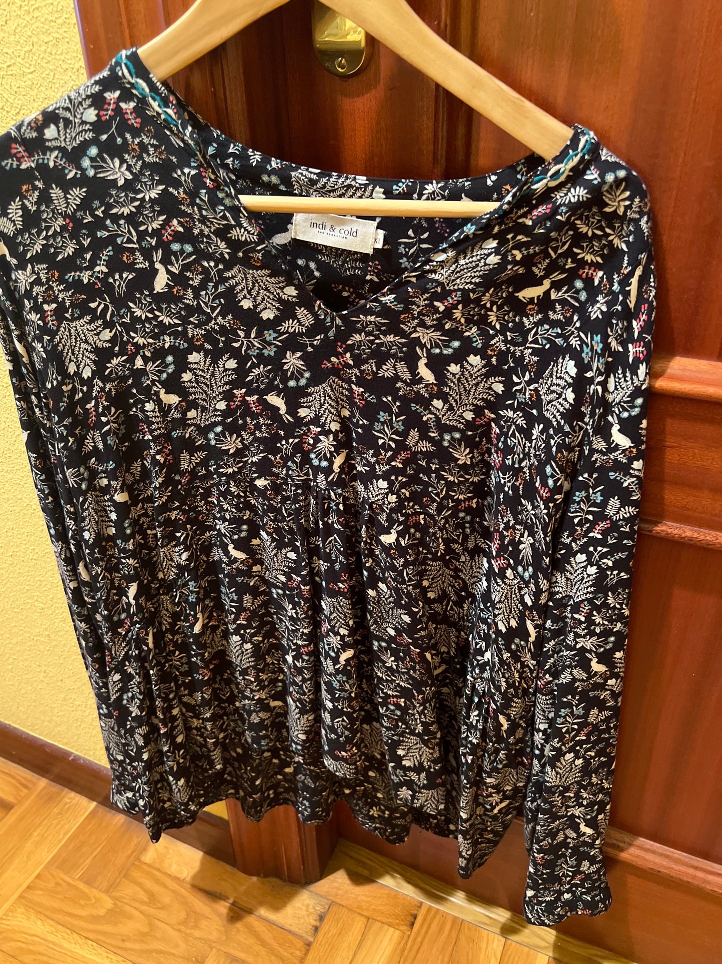 Black T-shirt with designs