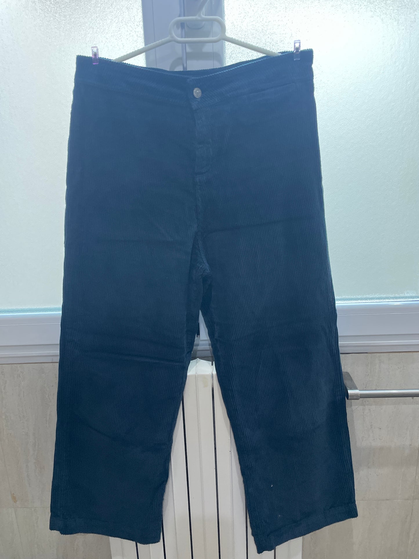 Pantalon bleu en velours côtelé